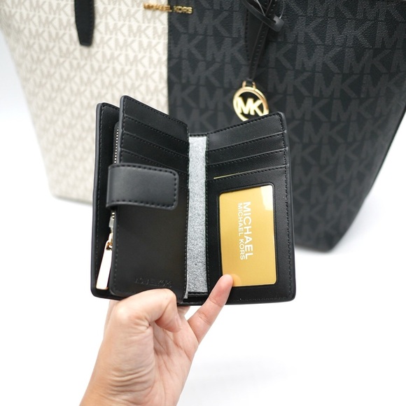 🍓NWT Michael Kors Black and Cream Geometric Tote Set - Picture 3 of 5